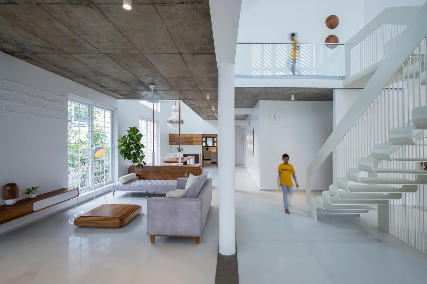 Phòng khách rộng lớn bên cạnh cửa sổ bằng kính để lấy ánh sáng và gió tươi thay cho giếng trời. Phòng khách rộng lớn bên cạnh cửa sổ bằng kính để lấy ánh sáng và gió tươi thay cho giếng trời.