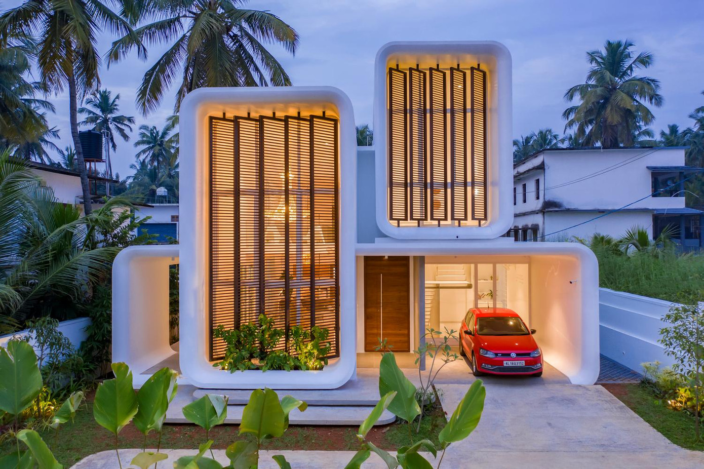 Do đó kiến trúc sư đã thiết kế ngôi nhà có mặt tiền bên ngoài giống như 2 chiếc điện thoại đang để trên kệ. Do đó kiến trúc sư đã thiết kế ngôi nhà có mặt tiền bên ngoài giống như 2 chiếc điện thoại đang để trên kệ.