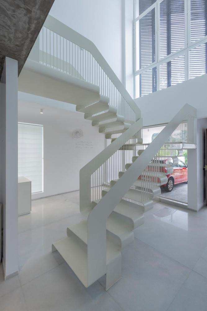 Thiết kế cầu thang uốn cong giống như tác phẩm điêu khắc tạo thành điểm nhấn cùng với các tác phẩm nghệ thuật khác bên trong ngôi nhà Thiết kế cầu thang uốn cong giống như tác phẩm điêu khắc tạo thành điểm nhấn cùng với các tác phẩm nghệ thuật khác bên trong ngôi nhà