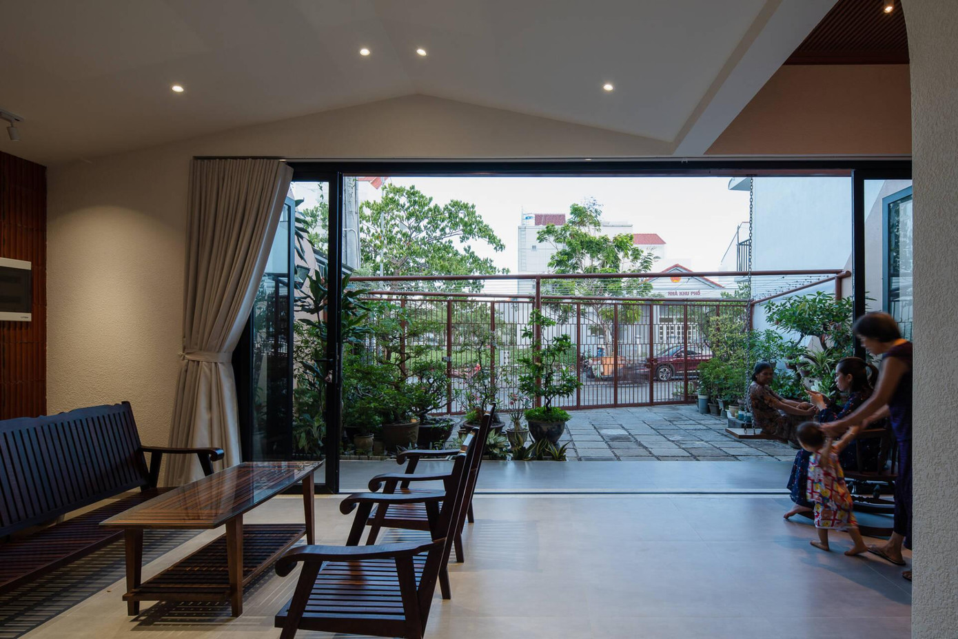 Trước nhà là khu vườn với nhiều cây cối giúp ngôi nhà luôn thoáng mát và gần gũi với thiên nhiên.