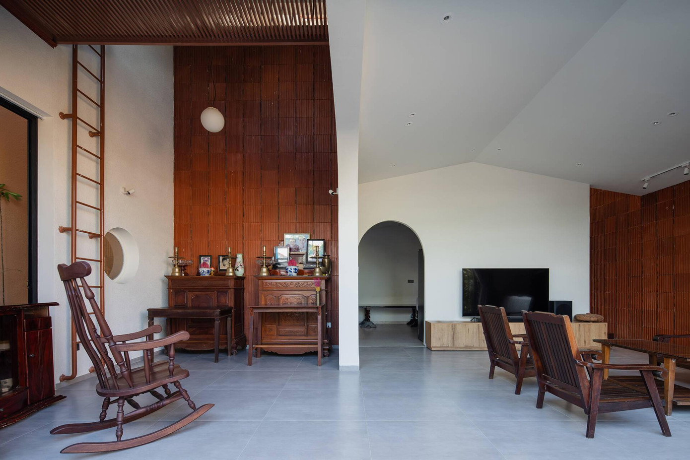 Để tạo không gian xưa cũ, gia chủ giữ lại toàn bộ đồ nội thất cũ như bàn ghế gỗ, ghế bập bênh, tủ kệ,...