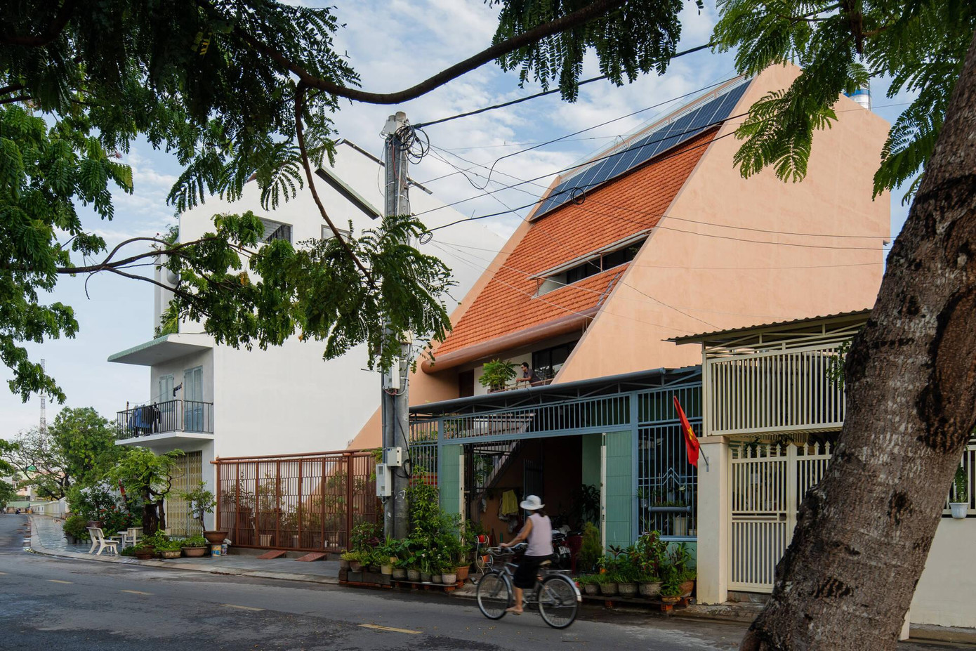 Ngôi nhà này nằm ở trung tâm thành phố Phan Thiết (Bình Thuận), trong khu vực quy hoạch đô thị mới với đặc thù là phục vụ du lịch biển của thành phố trong tương lai, nên gia chủ muốn có một không gian nhà ở kết hợp làm du lịch, phù hợp với xu hướng phát triển kinh tế của vùng.