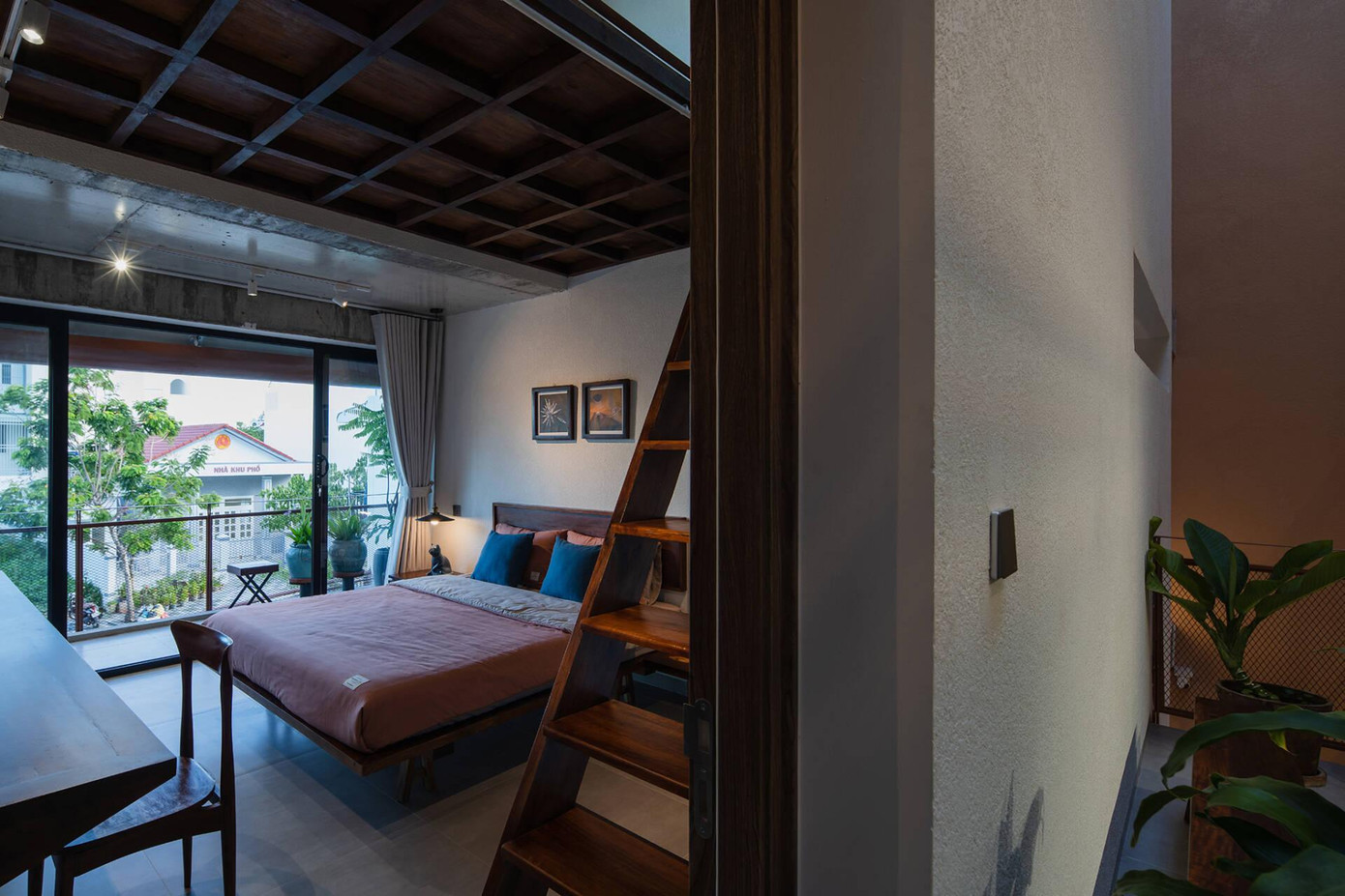 Không gian phòng ngủ dành cho khách ở tầng 2 được bài trí hài hòa, đơn giản.