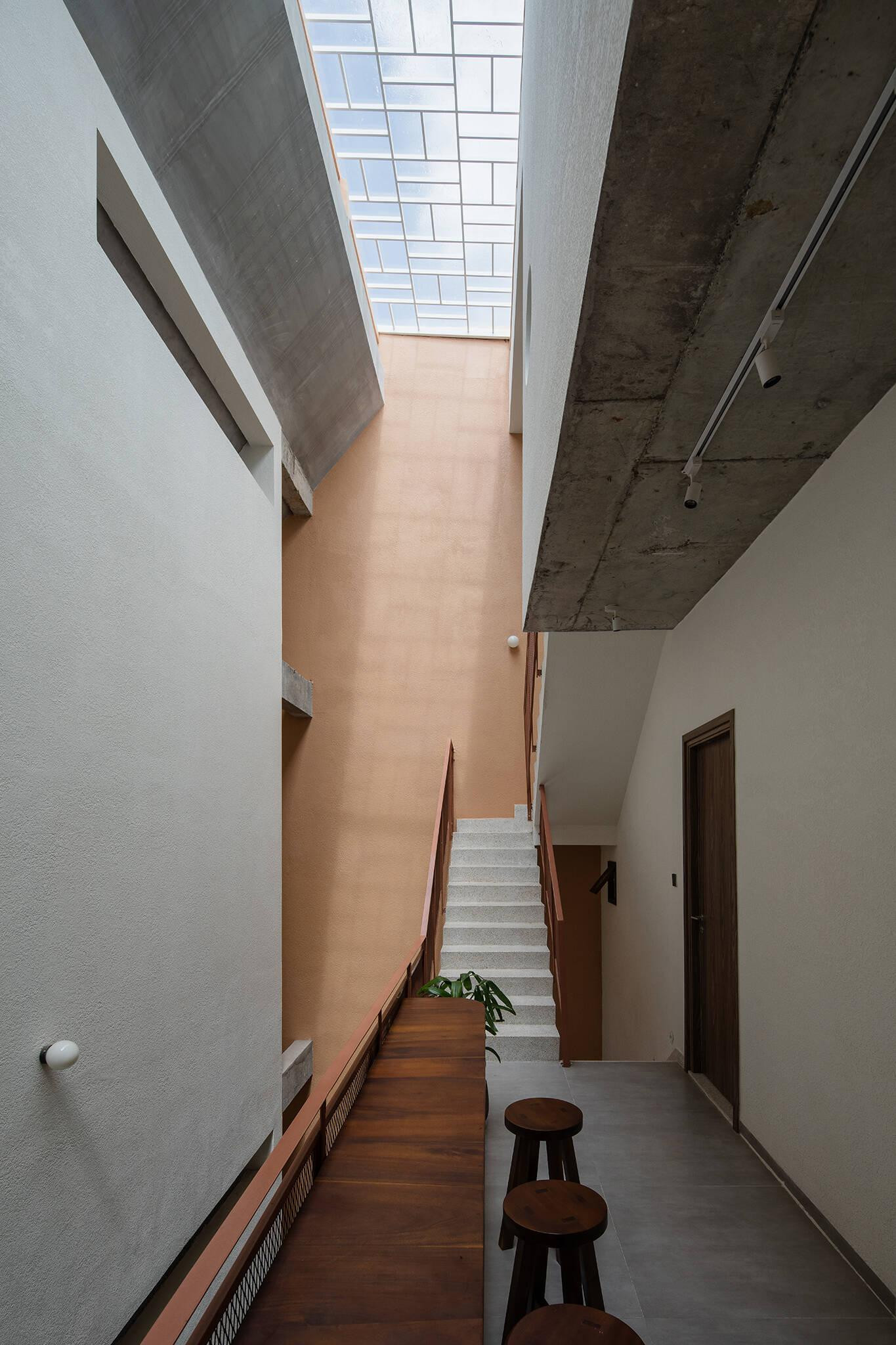 Điểm nổi bật bên trong nhà là khoảng thông tầng lớn xuyên suốt, kết nối các không gian theo chiều thẳng đứng, là nơi đón ánh nắng và gió trời.