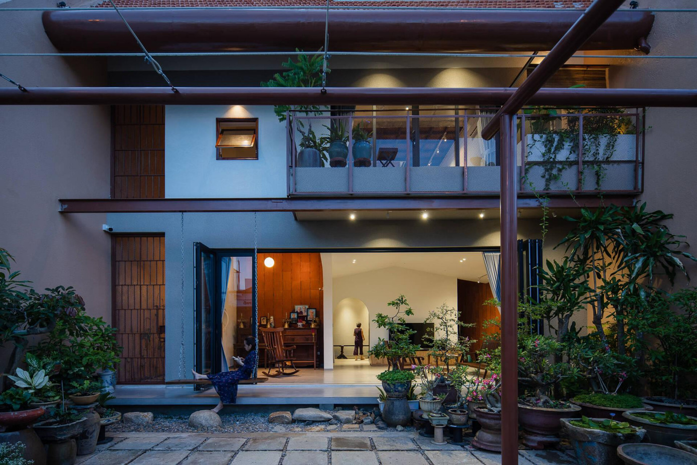 Khu vực sinh hoạt của gia đình và khu sân vườn nằm ở tầng 1, còn khu dành cho khách ở các tầng trên, với một lối đi riêng bên cạnh lối vào không gian phòng khách để đảm bảo sự riêng tư cho gia đình và tạo cảm giác thoải mái cho khách.