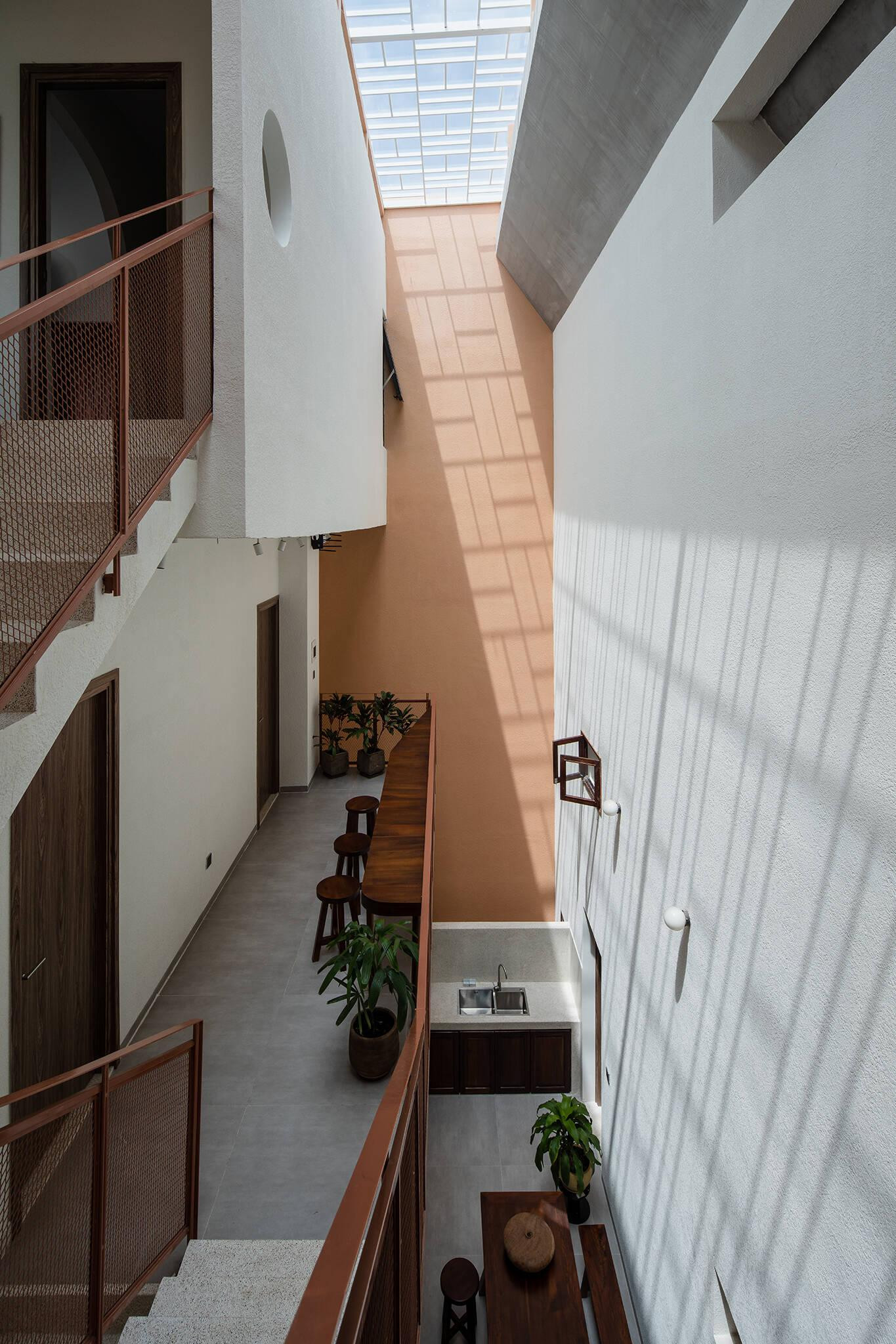 Cấu trúc ngôi nhà gồm 3 không gian chính là khu vực sinh hoạt của gia chủ, khu sân vườn và khu dành cho khách.