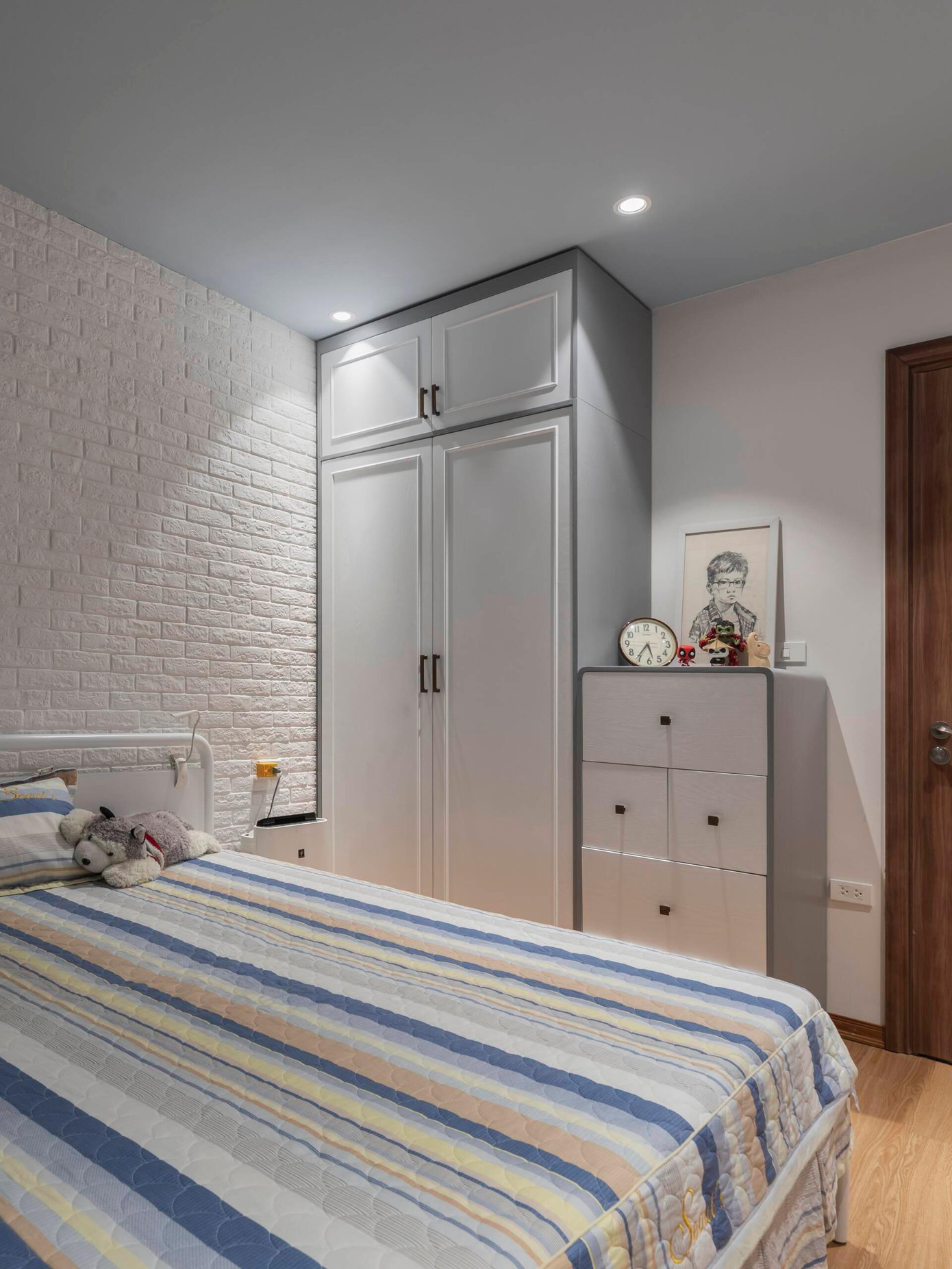 Không gian phòng ngủ của con trai gia chủ gọn gàng và đơn giản.