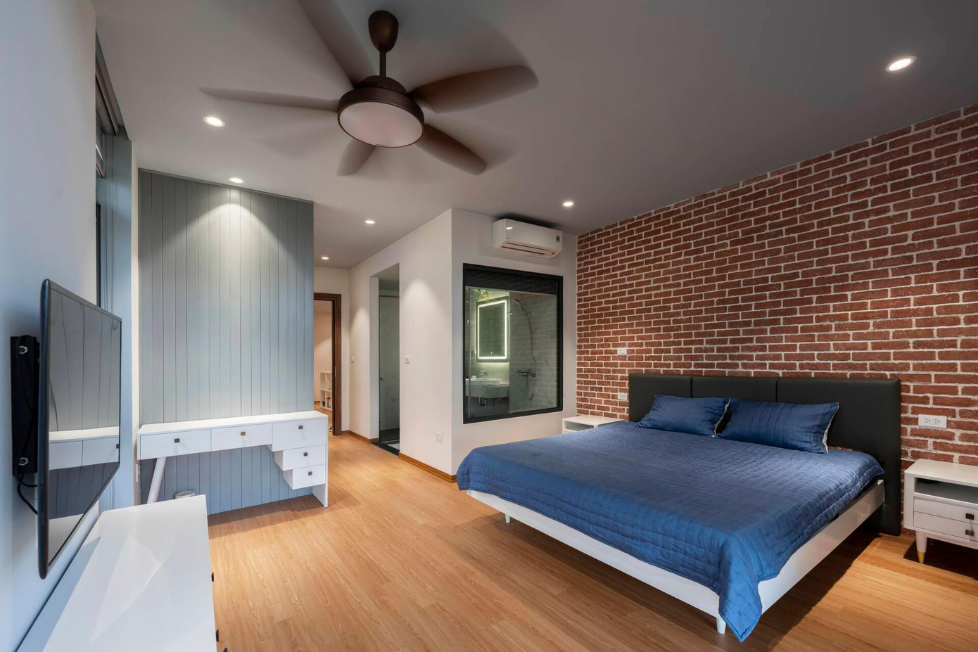 Không gian phòng ngủ master của vợ chồng gia chủ hiện đại và sang trọng.