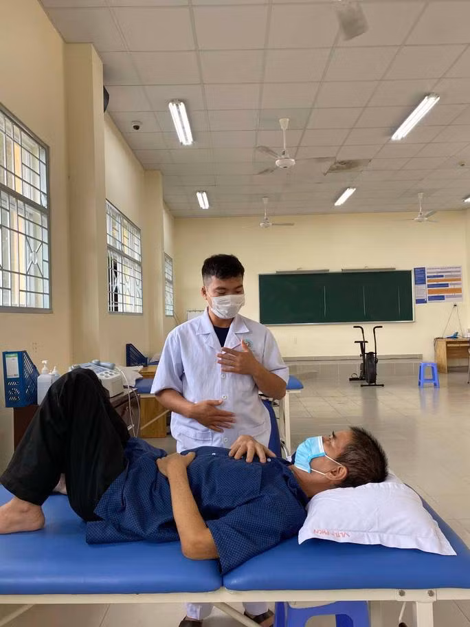 Tập phục hồi chức năng cho bệnh nhân hậu COVID-19 tại Bệnh viện Lê Văn Thịnh (Ảnh: Nguyễn Thạnh)