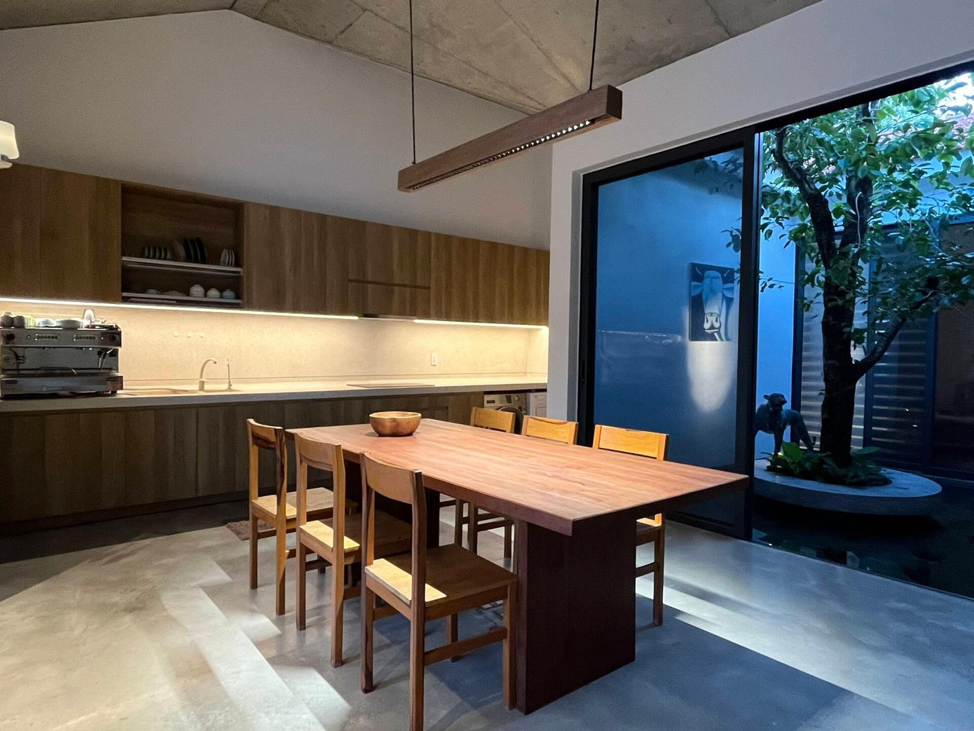 Hệ cửa kính bản rộng lắp ở khu vực bao quanh hồ nước giúp gió và khí mát lưu thông một cách tự nhiên và xuyên suốt trong nhà.