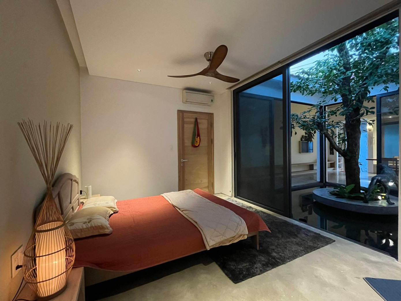 Tại khu vực phòng ngủ, ngoài lớp cửa kính và rèm còn có cửa lưới chống muỗi để ngăn chặn côn trùng.