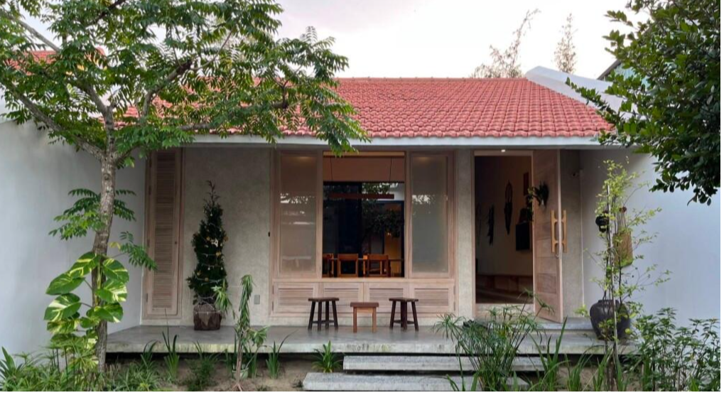 Phần mái được đổ bê tông và sử dụng bề mặt bê tông này làm hoàn thiện, phía trên tạo luống và dán ngói để đảm bảo tính thẩm mỹ và giảm bớt lượng nhiệt tác động từ bên ngoài vào những ngày nắng nóng.