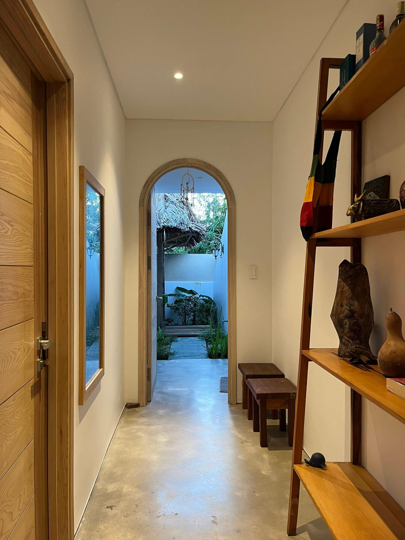 Nhà không xây hết đất mà có hành lang nhỏ dẫn ra khu vườn phía sau, tại đây có chòi lá để uống trà, nghỉ ngơi. Hoặc gia chủ có thể mở rộng thêm phòng ngủ hay không gian khác ở vị trí này.