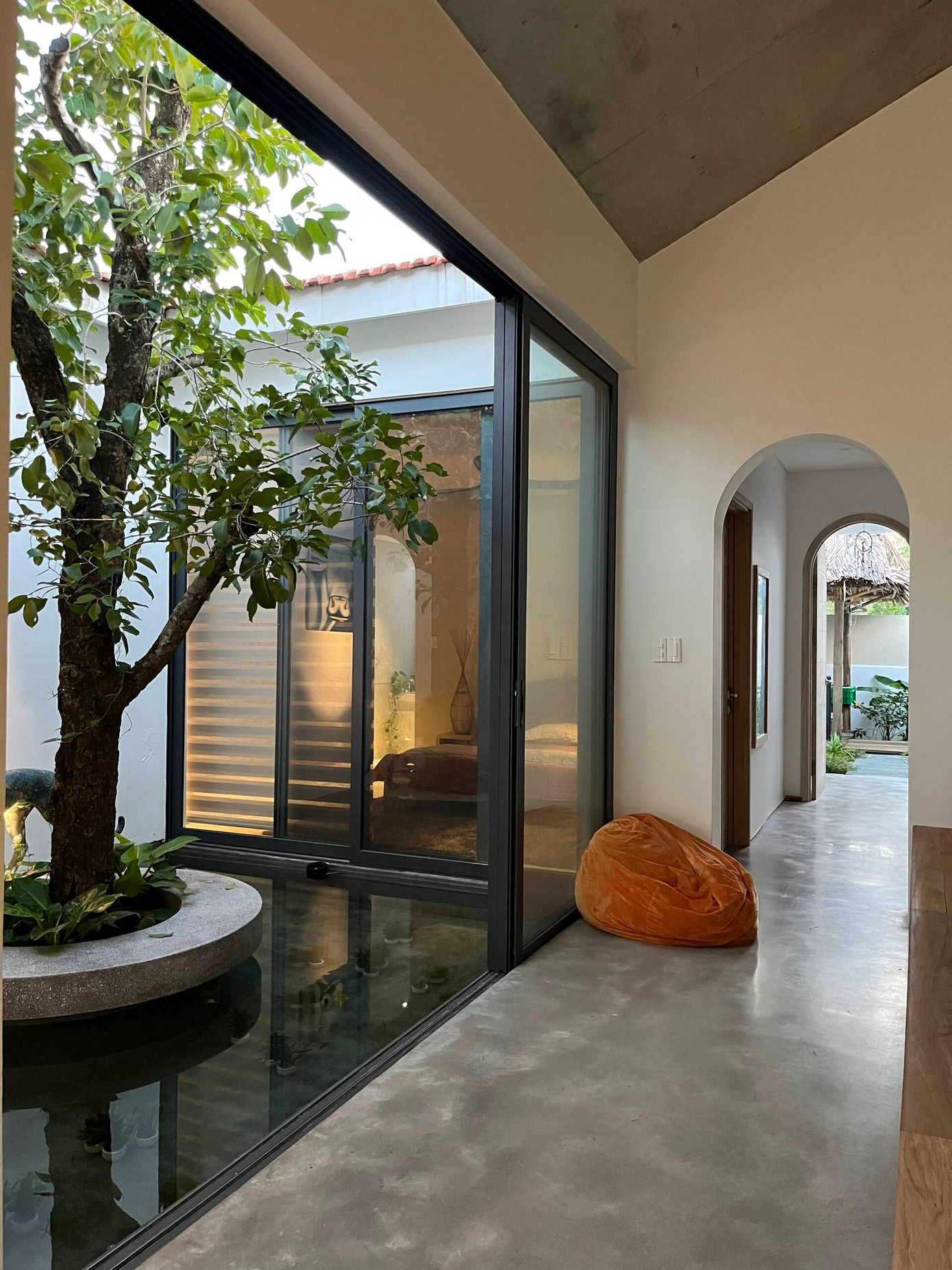 Điểm nhấn đặc biệt của ngôi nhà là làm hồ nước giữa nhà thay cho giếng trời. Kiến trúc sư cho biết ngoài chức năng thẩm mỹ hồ nước còn có tác dụng làm mát cho ngôi nhà rất tốt. Vì vào những ngày nắng nóng, quá trình thoát hơi nước sẽ làm giảm nhiệt độ cho không gian trong nhà.