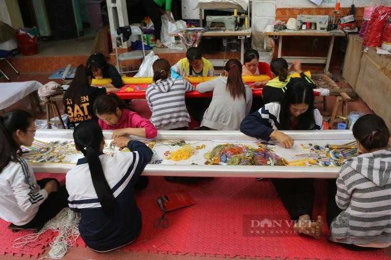 Một xưởng thêu tại làng Đông Cứu (Thường Tín, Hà Nội). Ảnh: Mộc Kiều. Một xưởng thêu tại làng Đông Cứu (Thường Tín, Hà Nội). Ảnh: Mộc Kiều.