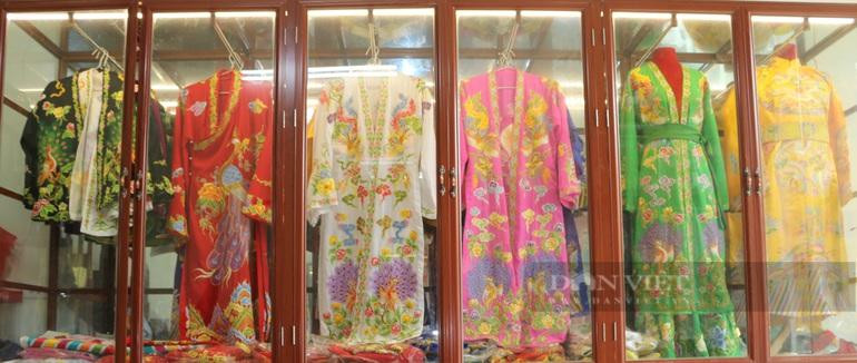 Một số mẫu trang phục cung đình được trưng bày tại làng Đông Cứu (Thường Tín, Hà Nội). Ảnh: Mộc Kiều. Một số mẫu trang phục cung đình được trưng bày tại làng Đông Cứu (Thường Tín, Hà Nội). Ảnh: Mộc Kiều.