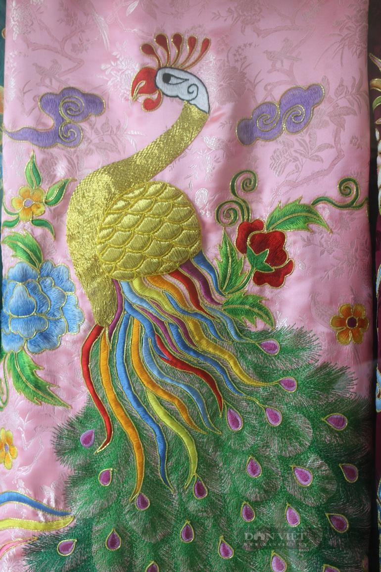 Hoa văn chim phượng qua bàn tay của thợ thêu làng Đông Cứu (Thường Tín, Hà Nội). Ảnh: Mộc Kiều. Hoa văn chim phượng qua bàn tay của thợ thêu làng Đông Cứu (Thường Tín, Hà Nội). Ảnh: Mộc Kiều.