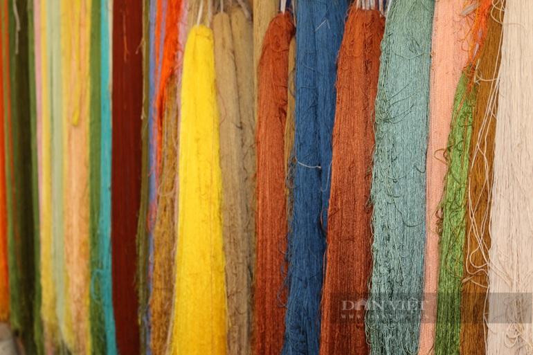 Những bó vải nhiều mầu sắc, nguyên liệu để thêu ở làng Đông Cứu (Thường Tín, Hà Nội). Ảnh: Mộc Kiều. Những bó vải nhiều mầu sắc, nguyên liệu để thêu ở làng Đông Cứu (Thường Tín, Hà Nội). Ảnh: Mộc Kiều.