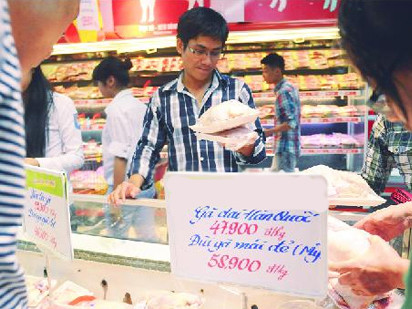 Quầy thực phẩm tại một siêu thị có bán gà nhập từ Hàn Quốc. Ảnh: Dân Việt. Quầy thực phẩm tại một siêu thị có bán gà nhập từ Hàn Quốc. Ảnh: Dân Việt