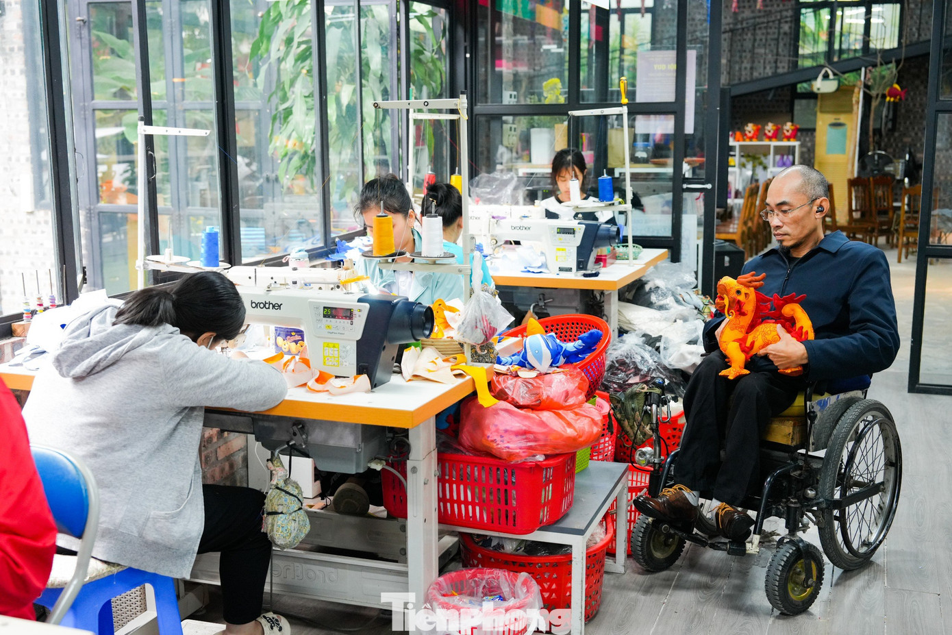 Xưởng may đặc biệt nằm trong con phố nhỏ tại quận Nam Từ Liêm (Hà Nội), là nơi làm việc của 30 người khuyết tật, chủ yếu là người khiếm thính bẩm sinh.