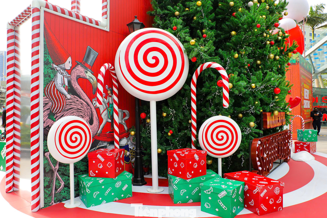 Dịp Noel hằng năm chính là cơ hội để thu hút khách hàng, cũng như là dịp để các trung tâm thương mại sáng tạo với cách trang trí Giáng sinh riêng biệt. Mỗi một nơi lại mang phong cách, dấu ấn khác nhau.