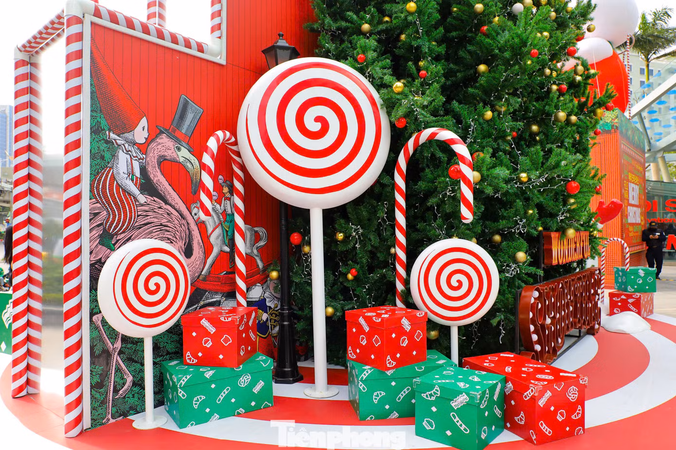 Dịp Noel hằng năm chính là cơ hội để thu hút khách hàng, cũng như là dịp để các trung tâm thương mại sáng tạo với cách trang trí Giáng sinh riêng biệt. Mỗi một nơi lại mang phong cách, dấu ấn khác nhau.