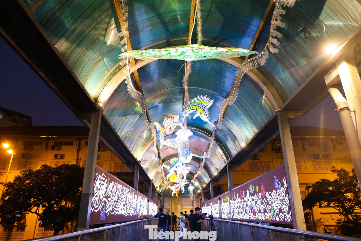 Các loài cá đại dương được hấp thu ánh sáng bởi hệ thống đèn hắt dọc 2 bên vòm cầu cũng như hệ thống ánh sáng đèn led bên trong. Chất liệu chủ yếu được tận dụng từ chai nhựa tái chế do học sinh các trường tiểu học trên địa bàn quận tham gia thu gom tạo nên tác phẩm. Các loài cá đại dương được hấp thu ánh sáng bởi hệ thống đèn hắt dọc 2 bên vòm cầu cũng như hệ thống ánh sáng đèn led bên trong. Chất liệu chủ yếu được tận dụng từ chai nhựa tái chế do học sinh các trường tiểu học trên địa bàn quận tham gia thu gom tạo nên tác phẩm.