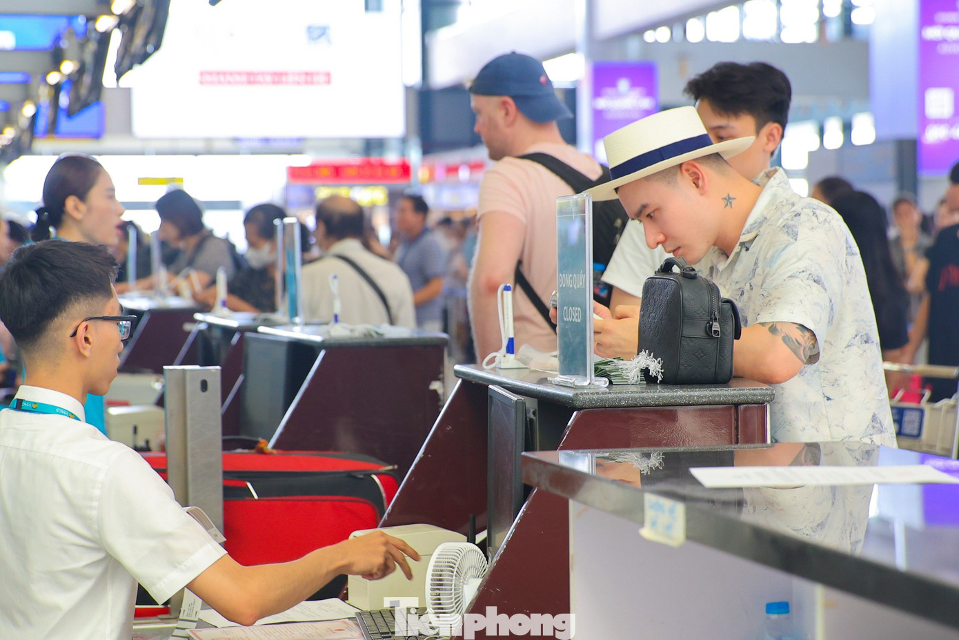 "Biết trước giá vé máy bay cao hơn so với năm ngoái nên chúng tôi đã lên kế hoạch cho chuyến đi trước 2 tháng, hôm nay ra làm thủ tục cũng phải ra sớm hơn để tránh trễ chuyến bay, anh Phạm Huy ở quận Hoàng Mai (Hà Nội) chia sẻ.