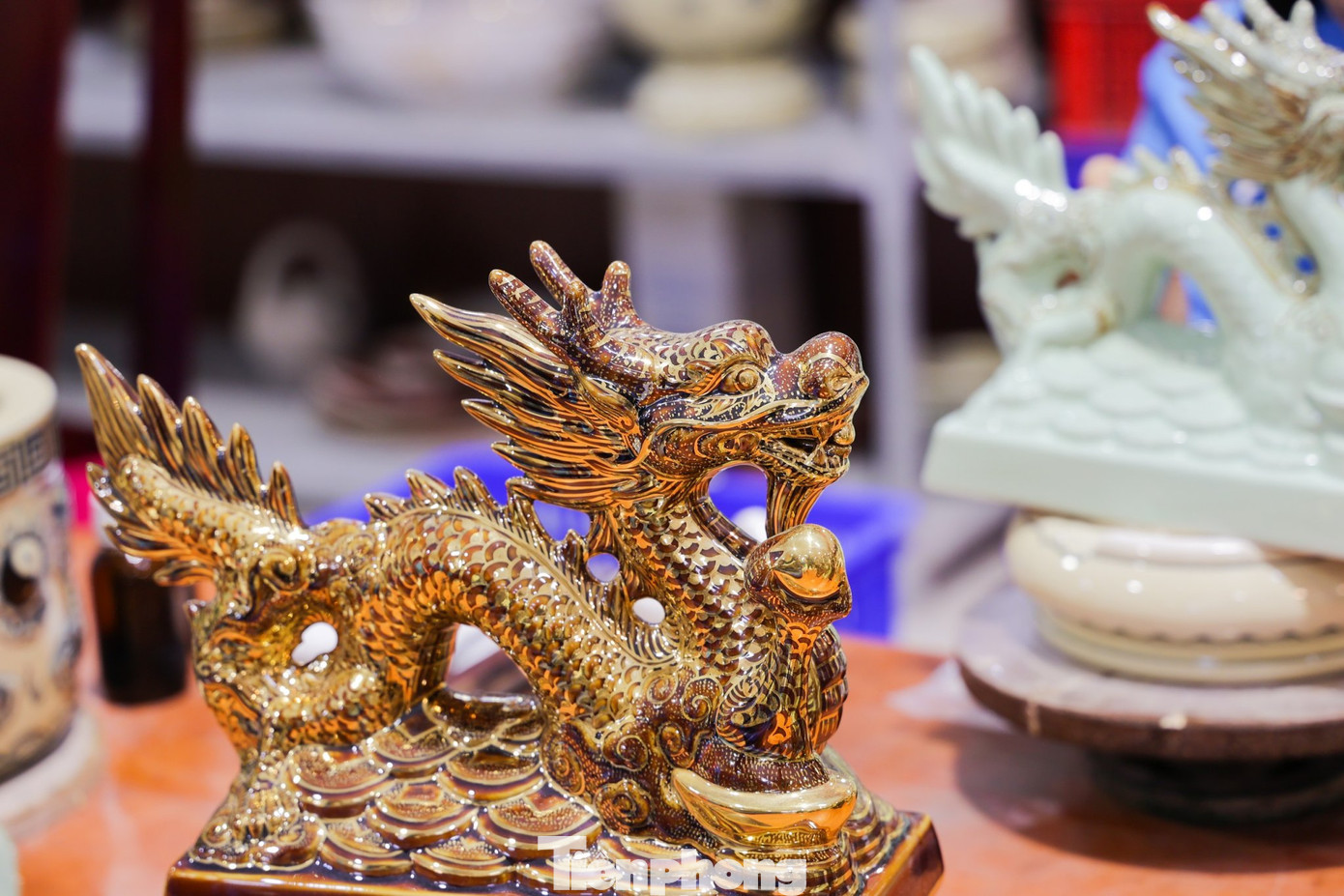 Các sản phẩm gốm Chu Đậu được làm thủ công hoàn toàn với đôi bàn tay tài hoa của những nghệ nhân, những người thợ, từ khâu nặn, đúc đến vẽ trang trí hoa văn...