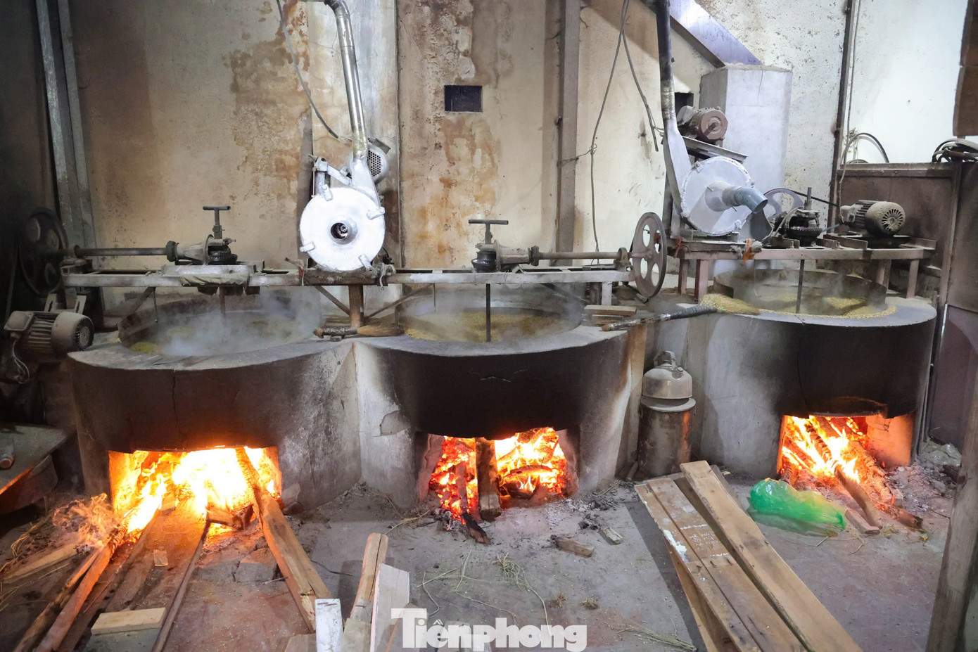 Khi rang cốm người dân trong làng đều dùng củi gỗ chứ không dùng than để cốm mới dậy mùi thơm nguyên vẹn. Lúc bắt đầu rang phải để to lửa, khi cốm tái phải giảm lửa, bởi nếu lửa to quá sẽ bị cháy và lửa nhỏ quá cốm sẽ không đạt yêu cầu dẻo. Mỗi mẻ rang kéo dài khoảng hơn 2 tiếng.