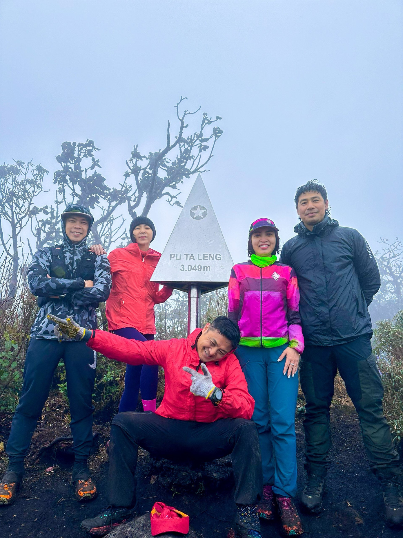 Hai bạn Việt Cường, Mai Anh hồ hởi chia sẻ:" Sa Mu – U Bò là khu rừng nhiều cây cổ thụ với rêu phong mang vẻ đẹp ma mị thực sự đã thu hút chúng mình từ những bước chân khám phá đầu tiên. Mình thích cảm giác được chinh phục chính bản thân mình, và cũng muốn được trở về hòa mình cùng thiên nhiên".