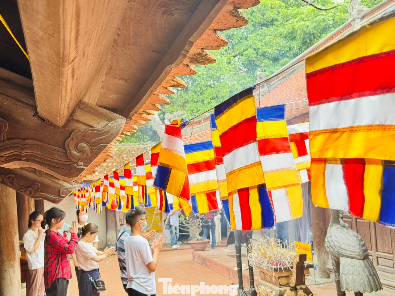 Các phụ huynh cho biết, suốt năm học các con đã rất nỗ lực, lên chùa để giải tỏa về mặt tâm lý còn kết quả phụ thuộc hoàn toàn vào năng lực của các con. Các phụ huynh cho biết, suốt năm học các con đã rất nỗ lực, lên chùa để giải tỏa về mặt tâm lý còn kết quả phụ thuộc hoàn toàn vào năng lực của các con.