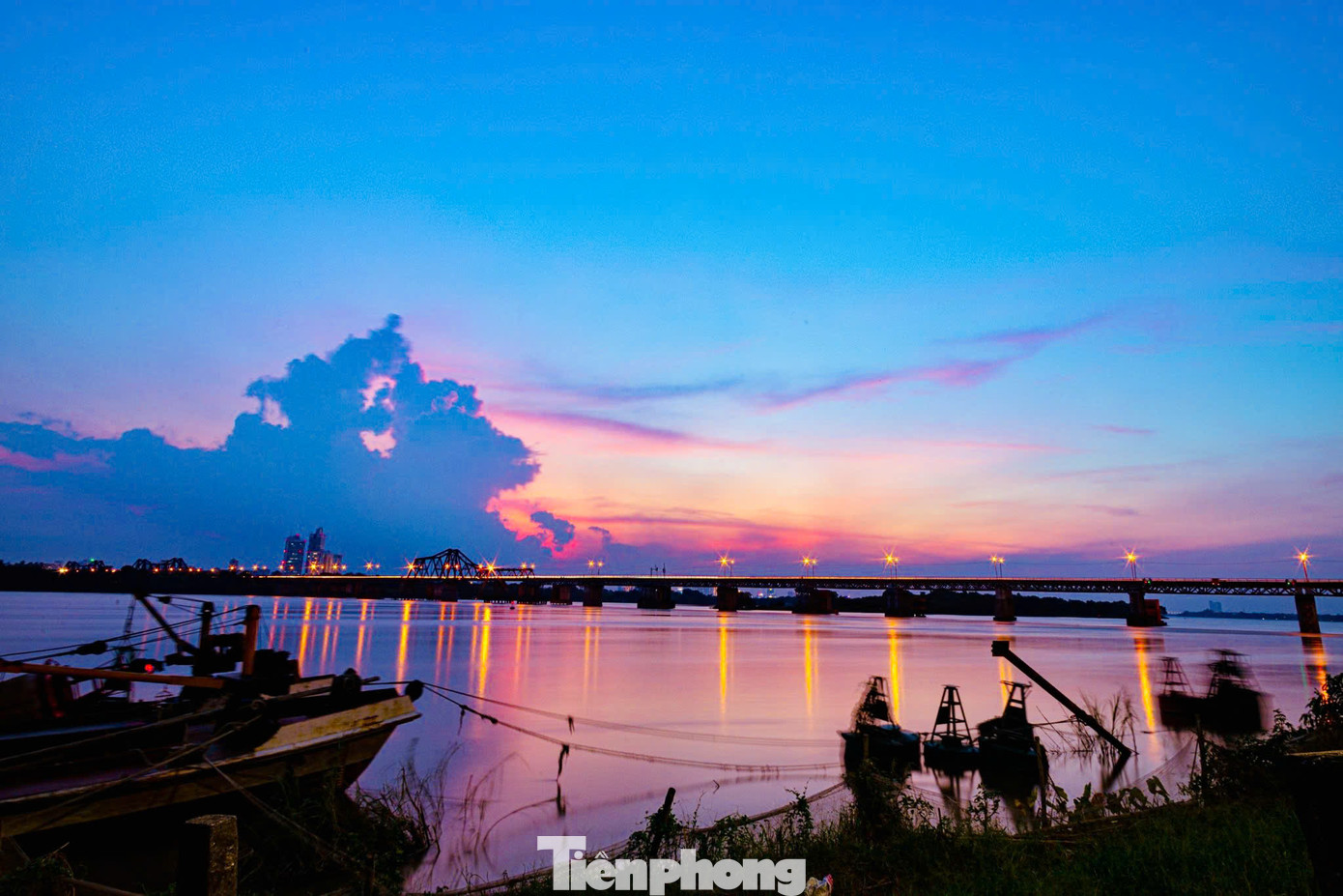 Thời tiết mùa thu Hà Nội rất đỗi dịu dàng. Lúc này, trời không nắng gắt như ngày hè cũng chẳng lạnh giá như mùa đông mà chỉ se se lạnh, đủ để gây thương nhớ cho du khách từ xa tới.
