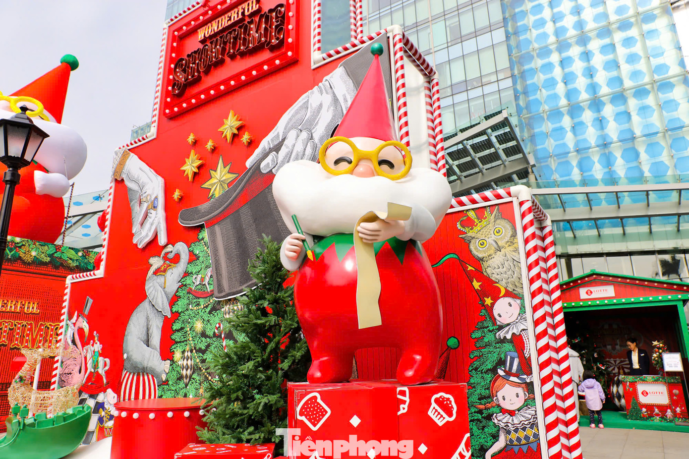 Khoảng hơn 3 tuần nữa là đến Giáng sinh. Thời điểm này, các trung tâm thương mại Hà Nội đã được trang trí bừng sáng, rực rỡ sắc màu Noel.