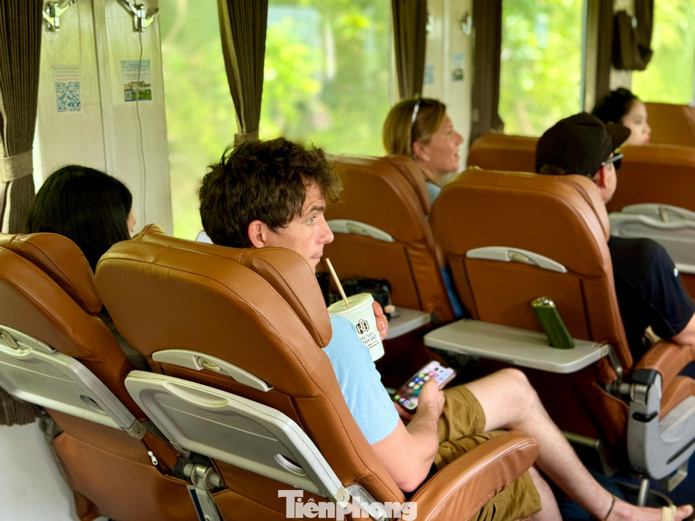 Thời gian di chuyển khoảng 3 giờ đồng hồ, đoàn tàu đưa du khách đi qua những cung đường ấn tượng như đèo Hải Vân, vịnh Lăng Cô.