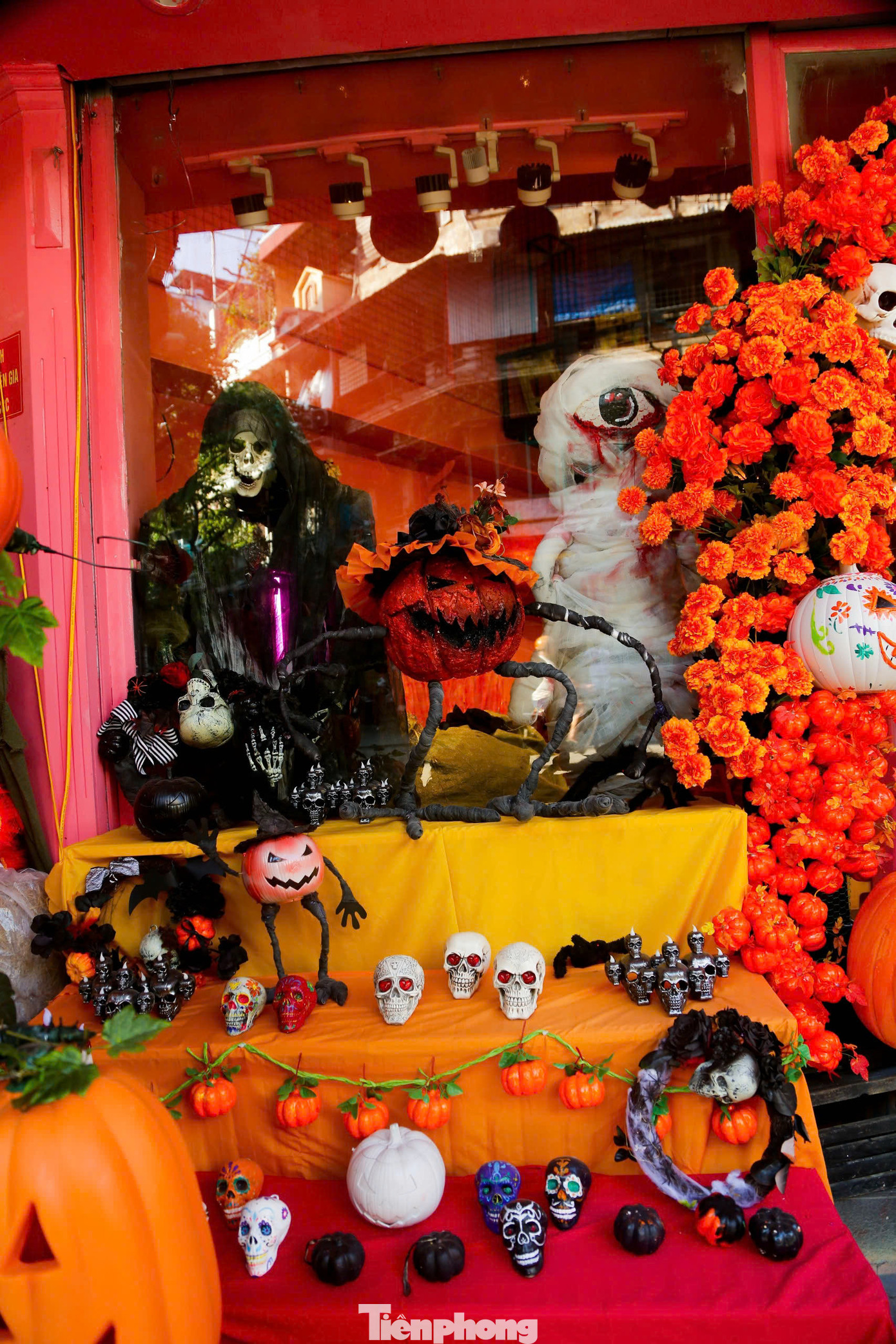 Không khí Halloween với 2 gam màu chủ đạo cam, đen. Các mặt hàng bán chạy nhất thời điểm hiện tại là giỏ đựng kẹo hình bí ngô và đèn bí ngô trang trí. Giá các loại sản phẩm chỉ từ vài chục cho đến vài trăm ngàn đồng, cũng có những sản phẩm đặc biệt có giá lên tới hàng triệu đồng. Không khí Halloween với 2 gam màu chủ đạo cam, đen. Các mặt hàng bán chạy nhất thời điểm hiện tại là giỏ đựng kẹo hình bí ngô và đèn bí ngô trang trí. Giá các loại sản phẩm chỉ từ vài chục cho đến vài trăm ngàn đồng, cũng có những sản phẩm đặc biệt có giá lên tới hàng triệu đồng.