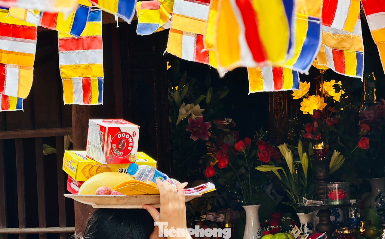 Các phụ huynh cho biết, suốt năm học các con đã rất nỗ lực, lên chùa để giải tỏa về mặt tâm lý còn kết quả phụ thuộc hoàn toàn vào năng lực của các con. Các phụ huynh cho biết, suốt năm học các con đã rất nỗ lực, lên chùa để giải tỏa về mặt tâm lý còn kết quả phụ thuộc hoàn toàn vào năng lực của các con.