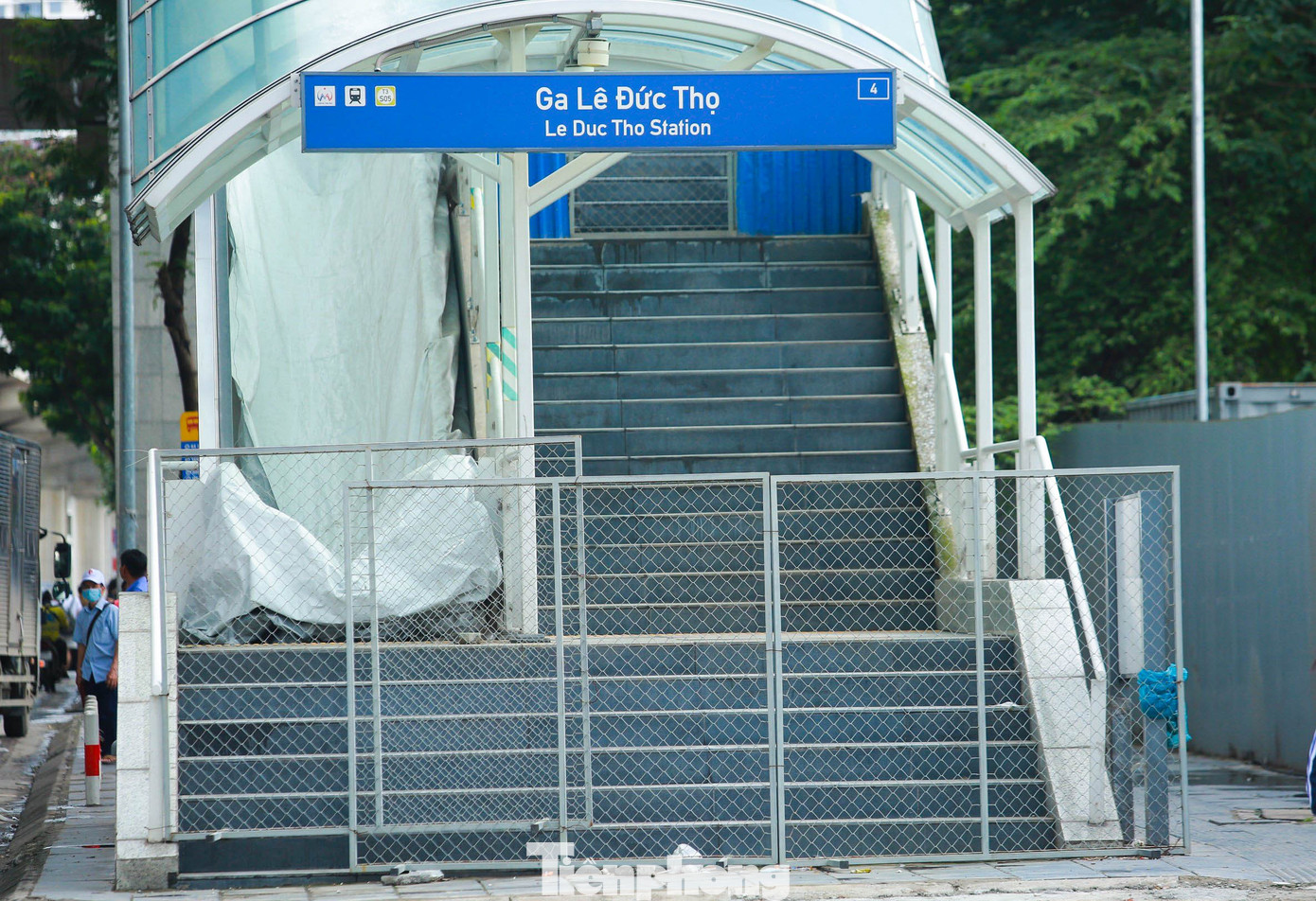 Ghi nhận những ngày qua, các nhà ga đoạn trên cao của tuyến đường sắt này vẫn đóng kín.