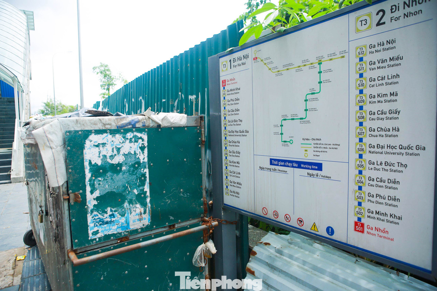 Hành lang ga tàu bị người dân chiếm dụng làm cất trữ hàng hóa.