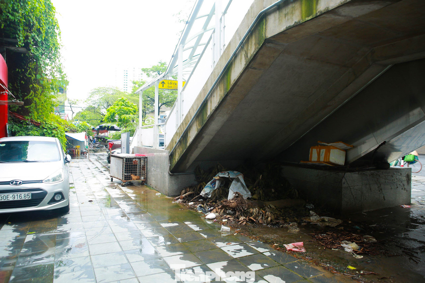 Tại ga Cầu Diễn, sau những trận mưa lớn, quang cảnh nhếch nhác lại tái hiện.