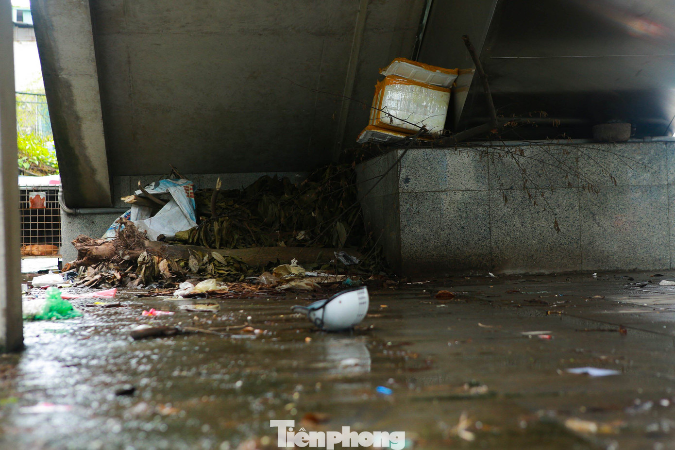 Tại ga Cầu Diễn, sau những trận mưa lớn, quang cảnh nhếch nhác lại tái hiện.
