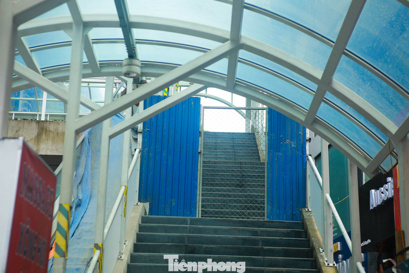 Tại ga Cầu Diễn, sau những trận mưa lớn, quang cảnh nhếch nhác lại tái hiện.