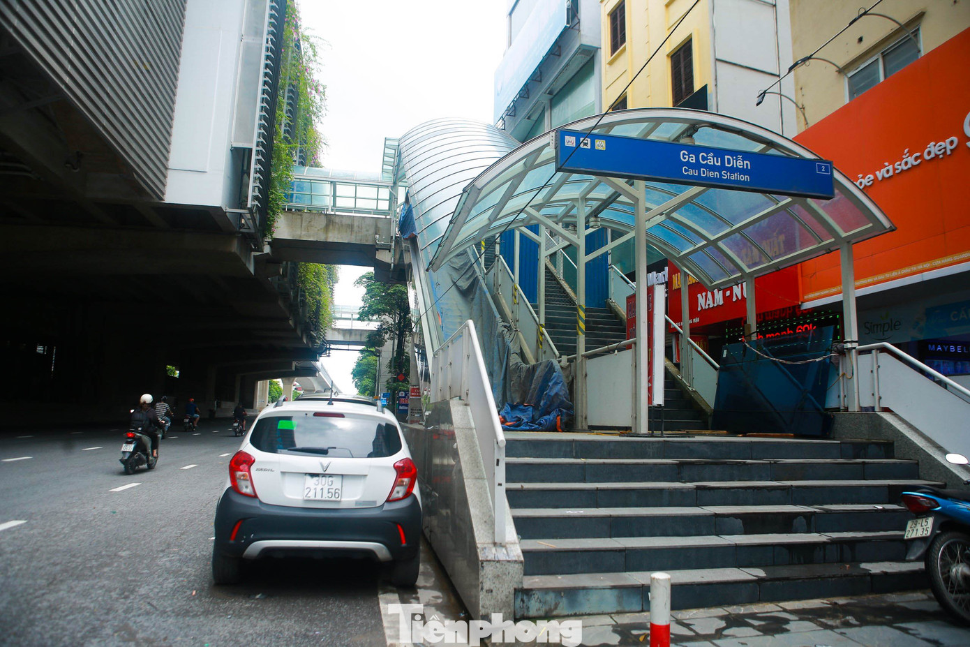 Tại ga Cầu Diễn, sau những trận mưa lớn, quang cảnh nhếch nhác lại tái hiện.