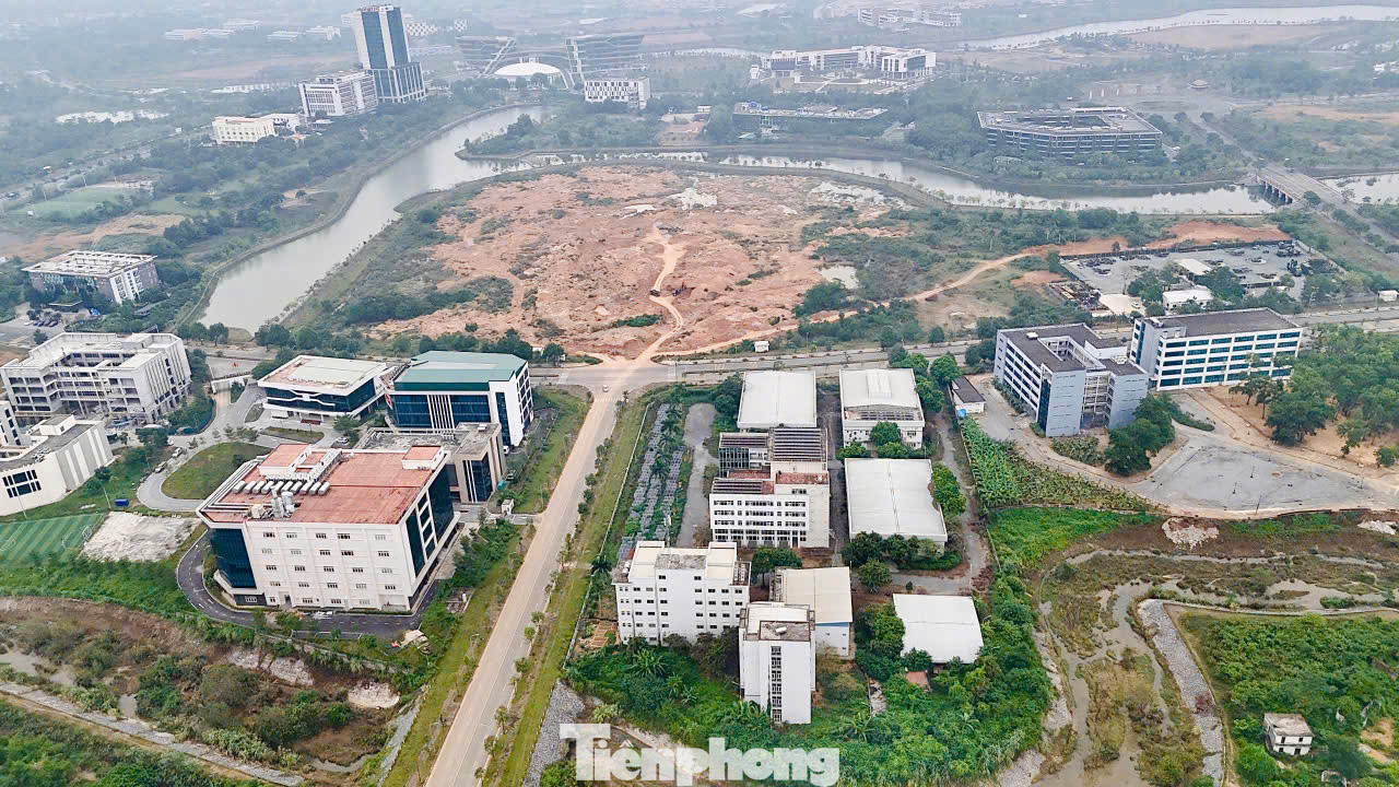 Đối với dự án đầu tư Trung tâm này, Chủ tịch UBND Thành phố Hà Nội Trần Sỹ Thanh khẳng định có biểu hiện của lãng phí. Do đó, người đứng đầu chính quyền Thành phố đã giao Thanh tra Thành phố Hà Nội đẩy nhanh tiến độ thanh tra, sớm có kết luận, kiến nghị phương án xử lý, giải quyết tồn tại, vướng mắc của dự án. Sở Khoa học và Công nghệ được giao khẩn trương nghiên cứu, cập nhật quy định hiện hành, xây dựng phương án có tính khả thi để quản lý, khai thác, sử dụng tài sản công theo quy định mới để sử dụng, khai thác, phát huy hiệu quả xã hội... Đối với dự án đầu tư Trung tâm này, Chủ tịch UBND Thành phố Hà Nội Trần Sỹ Thanh khẳng định có biểu hiện của lãng phí. Do đó, người đứng đầu chính quyền Thành phố đã giao Thanh tra Thành phố Hà Nội đẩy nhanh tiến độ thanh tra, sớm có kết luận, kiến nghị phương án xử lý, giải quyết tồn tại, vướng mắc của dự án. Sở Khoa học và Công nghệ được giao khẩn trương nghiên cứu, cập nhật quy định hiện hành, xây dựng phương án có tính khả thi để quản lý, khai thác, sử dụng tài sản công theo quy định mới để sử dụng, khai thác, phát huy hiệu quả xã hội...