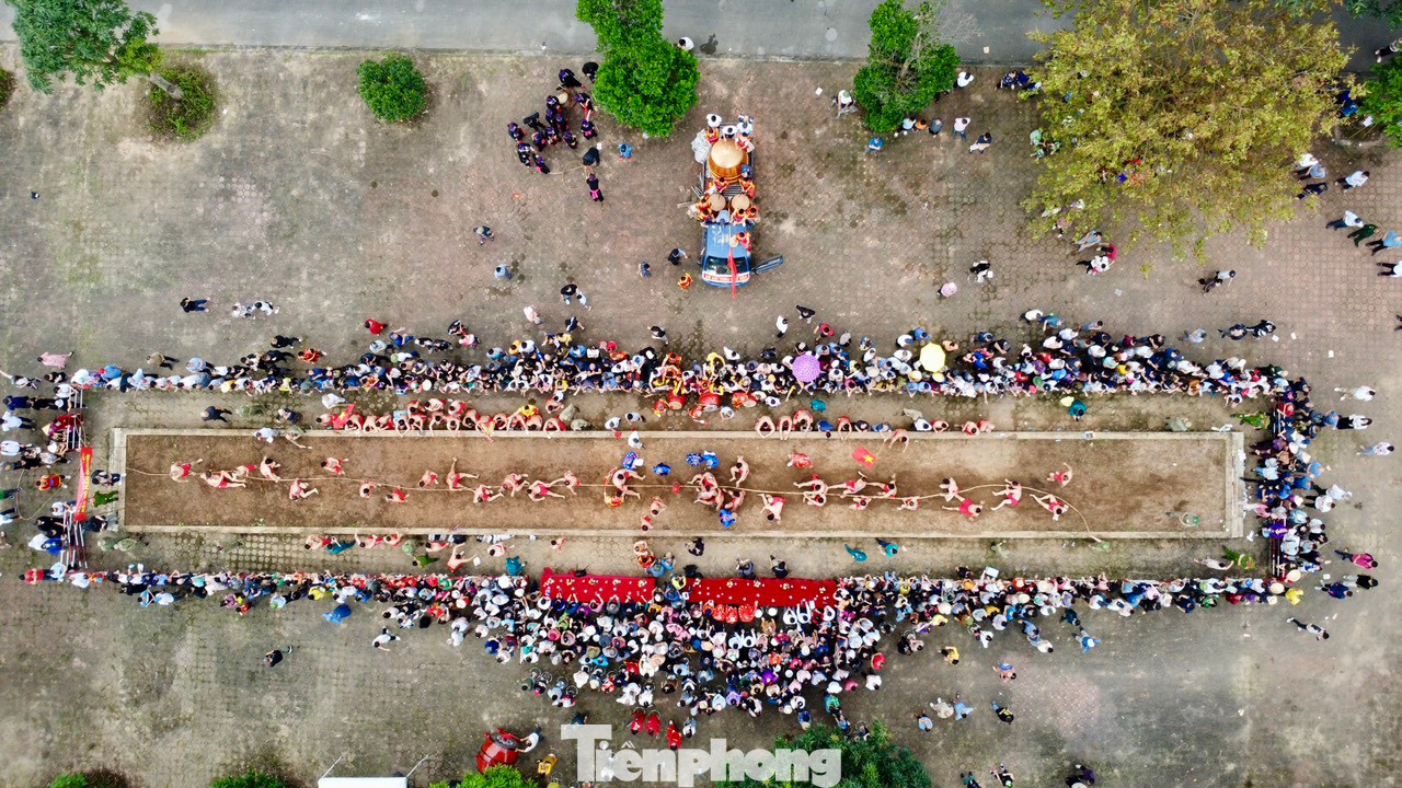 Kéo co ngồi là giá trị văn hóa độc đáo của lễ hội truyền thống đền Trấn Vũ và là tập quán xã hội, tín ngưỡng có từ lâu đời trong hội làng Cự Linh - xã Thạch Bàn, huyện Gia Lâm xưa - nay là cụm Ngọc Trì, phường Thạch Bàn, quận Long Biên. Nghi thức Kéo co ngồi có 3 mạn (đội) tham gia: Mạn Chợ, mạn Đường và mạn Đìa.