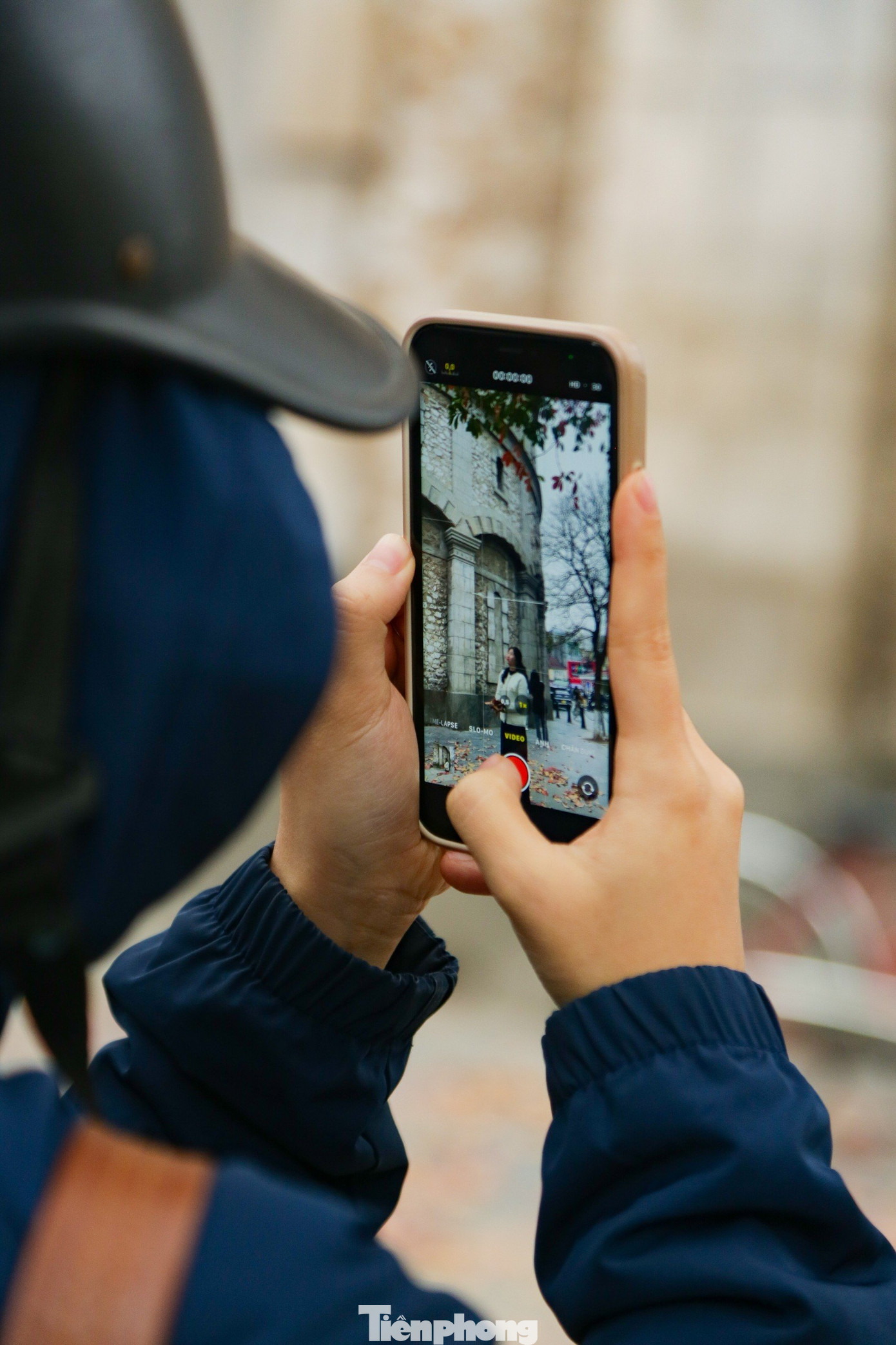 Nhiều bạn trẻ tranh thủ ngày cuối tuần đi dạo phố chụp ảnh check-in lưu giữ lại khoảng khắc.