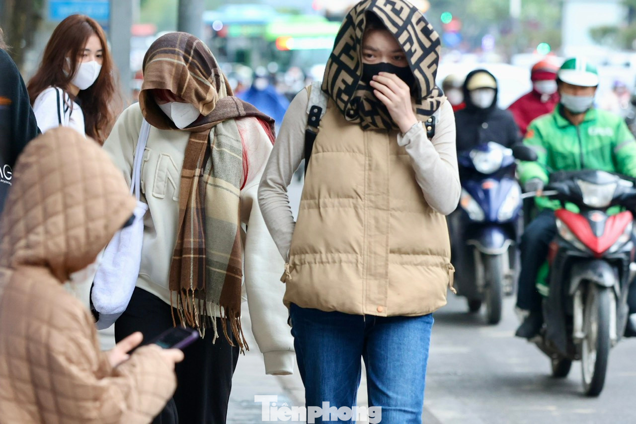 Nhiệt độ giảm sâu cộng với những cơn mưa phùn rả rích từ sáng sớm, khiến ai nấy đều cảm thấy khó chịu khi ra đường. Khăn quàng cổ kín mít, mũ áo lông đội kín là những phụ kiện không thể thiếu trong ngày lạnh buốt này.