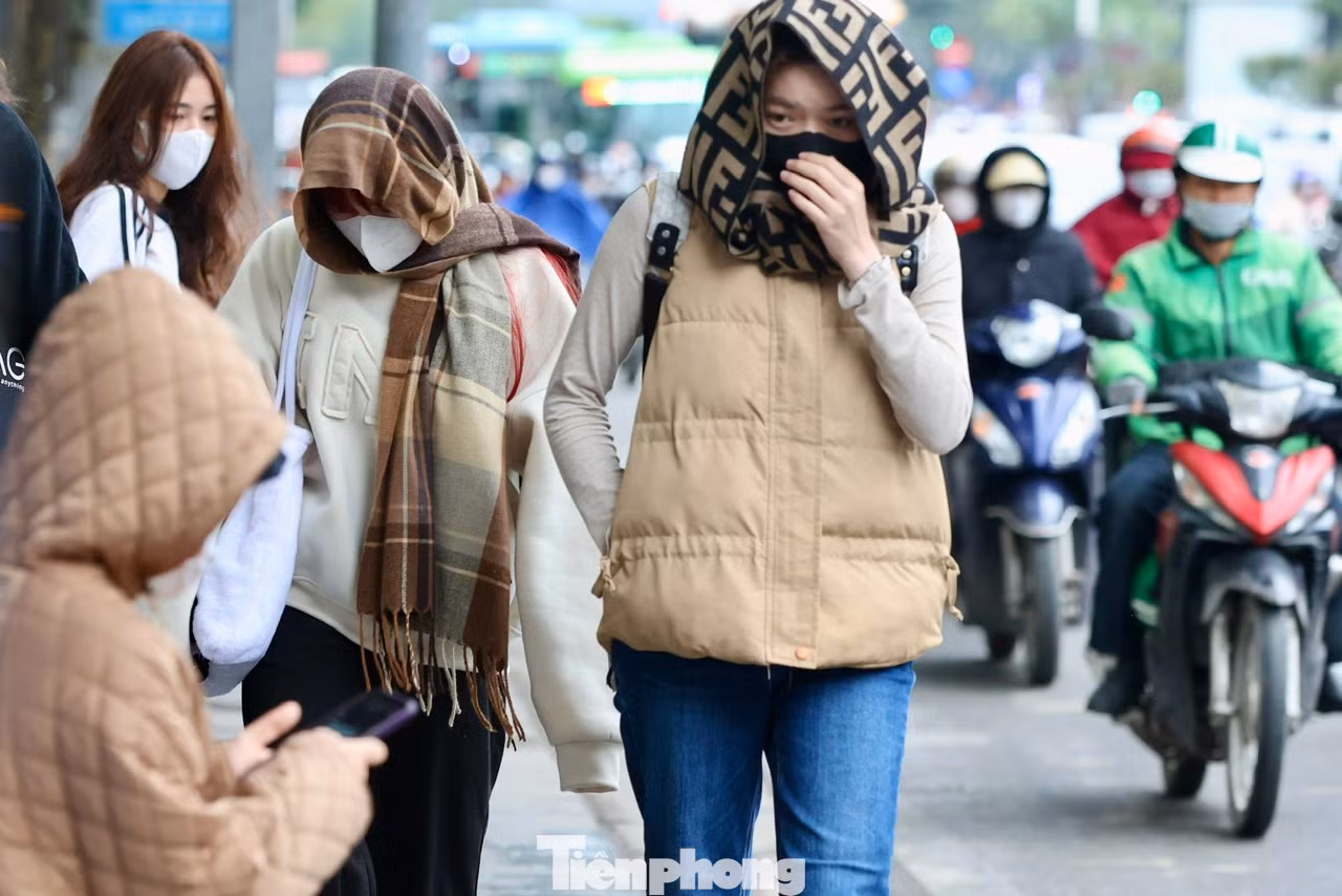 Nhiệt độ giảm sâu cộng với những cơn mưa phùn rả rích từ sáng sớm, khiến ai nấy đều cảm thấy khó chịu khi ra đường. Khăn quàng cổ kín mít, mũ áo lông đội kín là những phụ kiện không thể thiếu trong ngày lạnh buốt này.