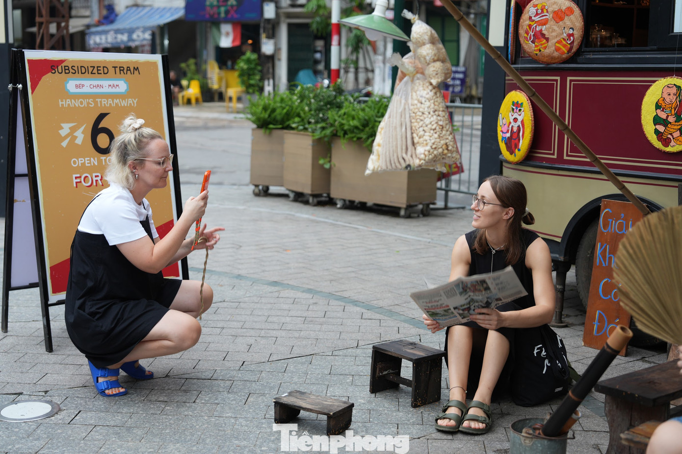 Không chỉ các bạn trẻ, du khách nước ngoài cũng thích thú tìm hiểu, trải nghiệm một không gian đậm chất Việt Nam thời kì bao cấp, ngồi bên những bộ bàn ghế nhỏ xinh xắn cùng cốc nước đặc trưng Hà Nội xưa.