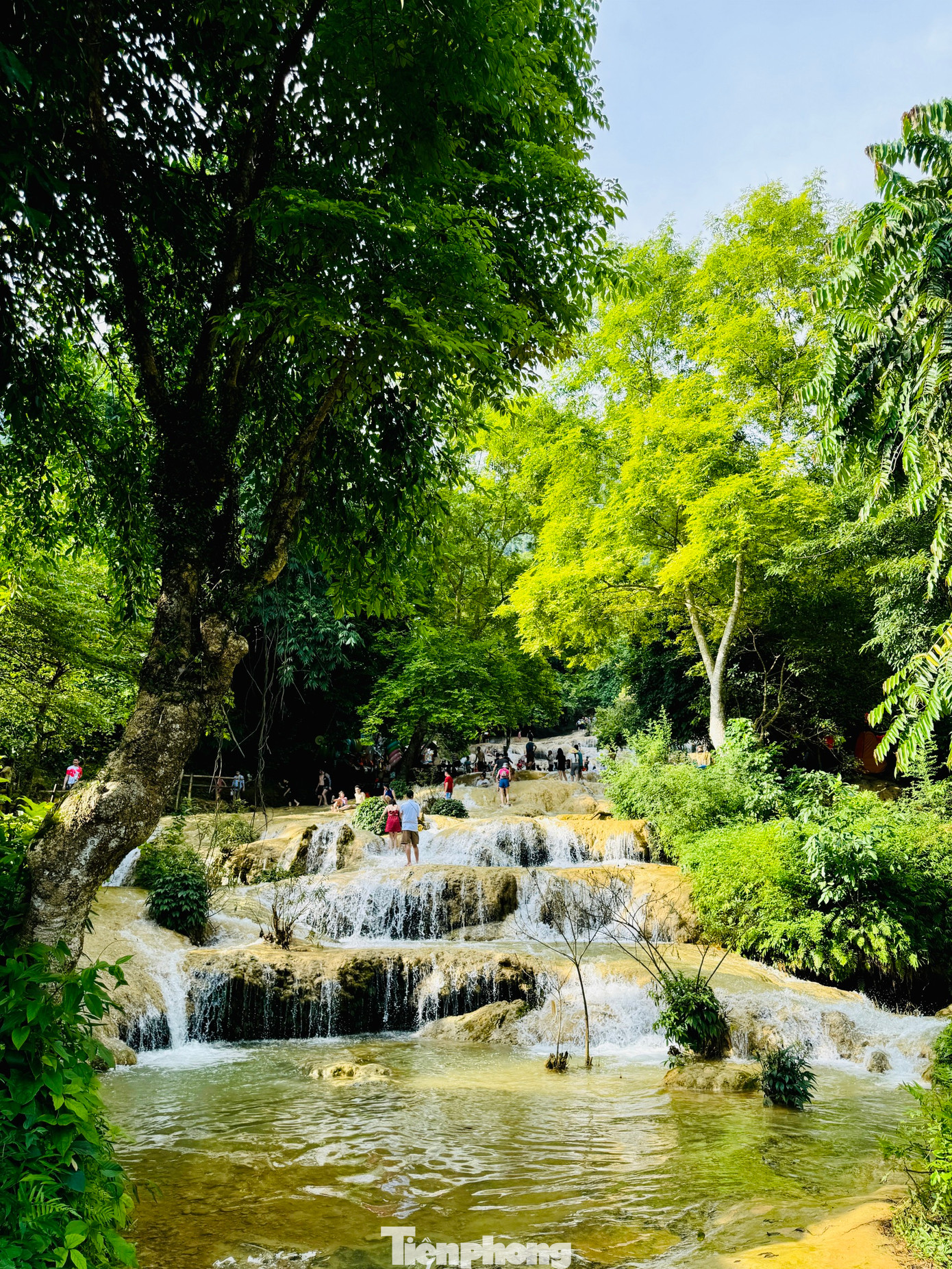 Từ độ cao khoảng trên 100 m đổ xuống, thác Mây (xã Thạch Lâm, Thạch Thành) hấp dẫn du khách bởi nét đẹp nguyên sơ, thấm đẫm hơi thở núi rừng.